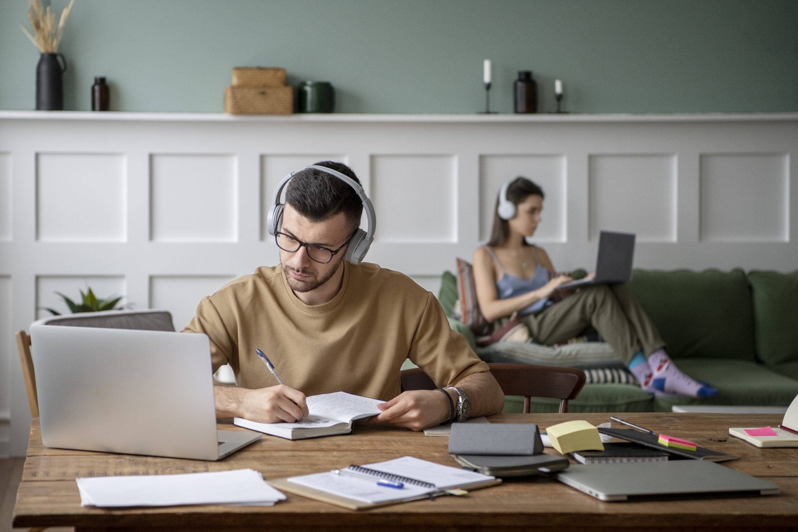 dos-amigos-que-estudian-en-una-biblioteca-usando-sus-computadoras-portatiles