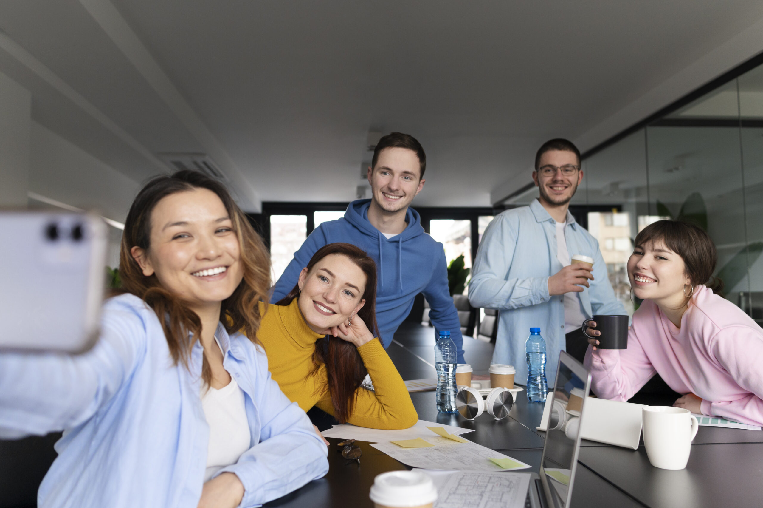 oficinistas-trabajando-juntos-como-equipo