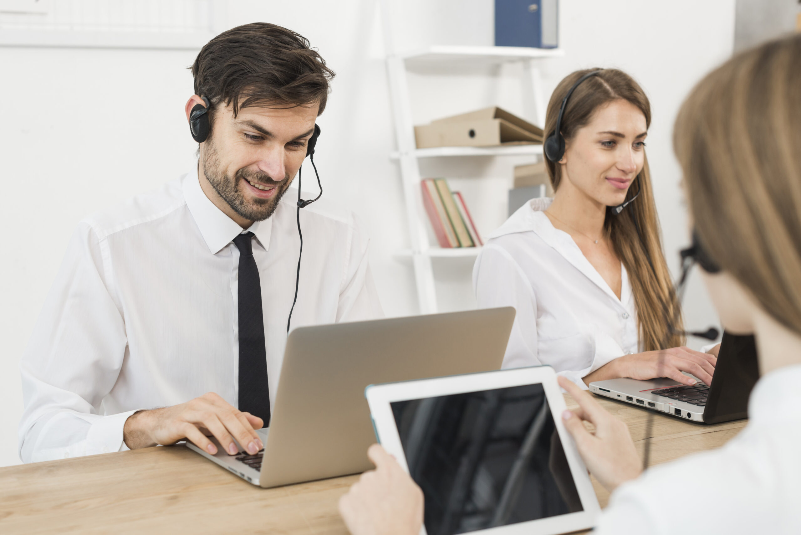 gente-trabajando-en-call-center