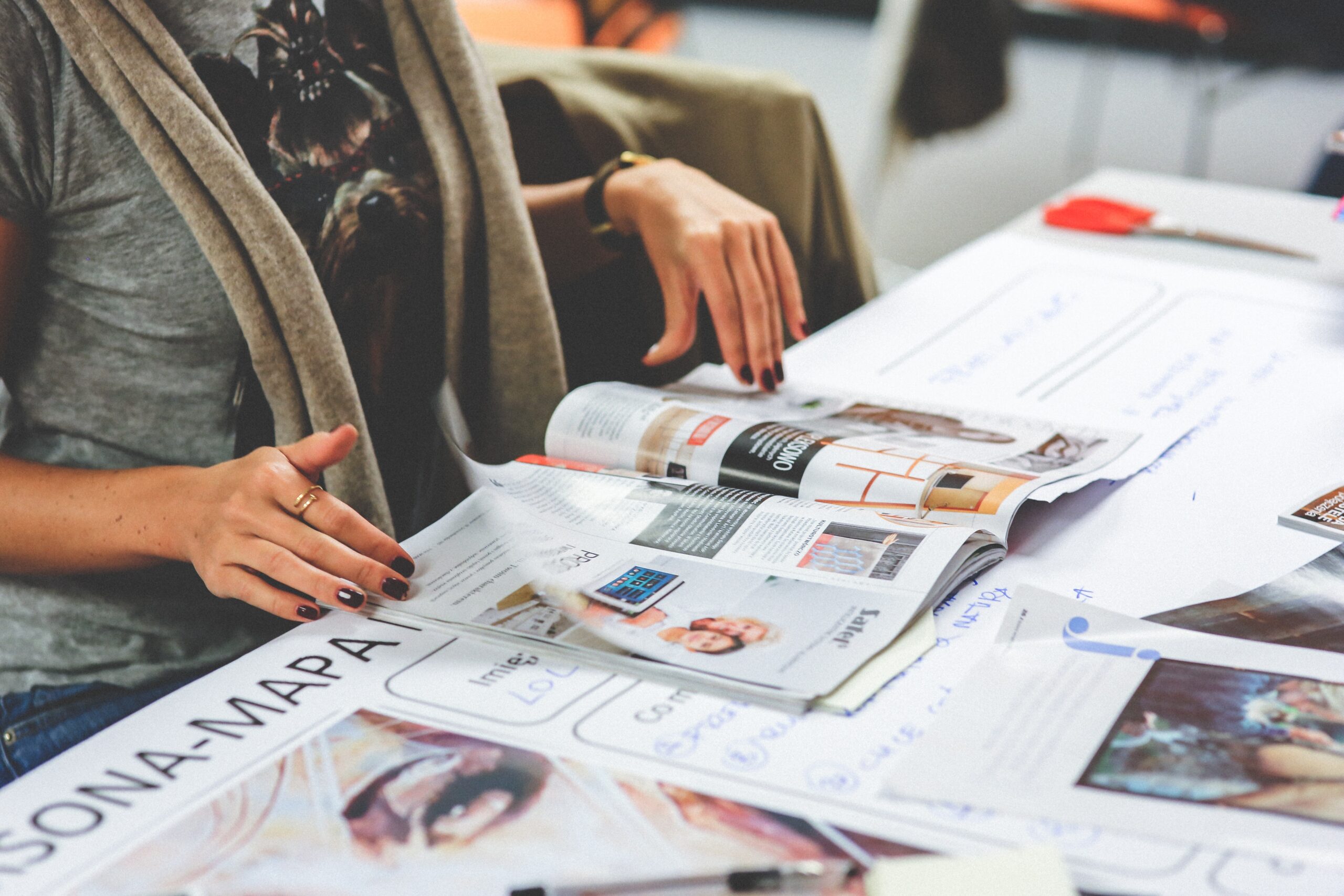 manos-de-mujer-con-una-revista