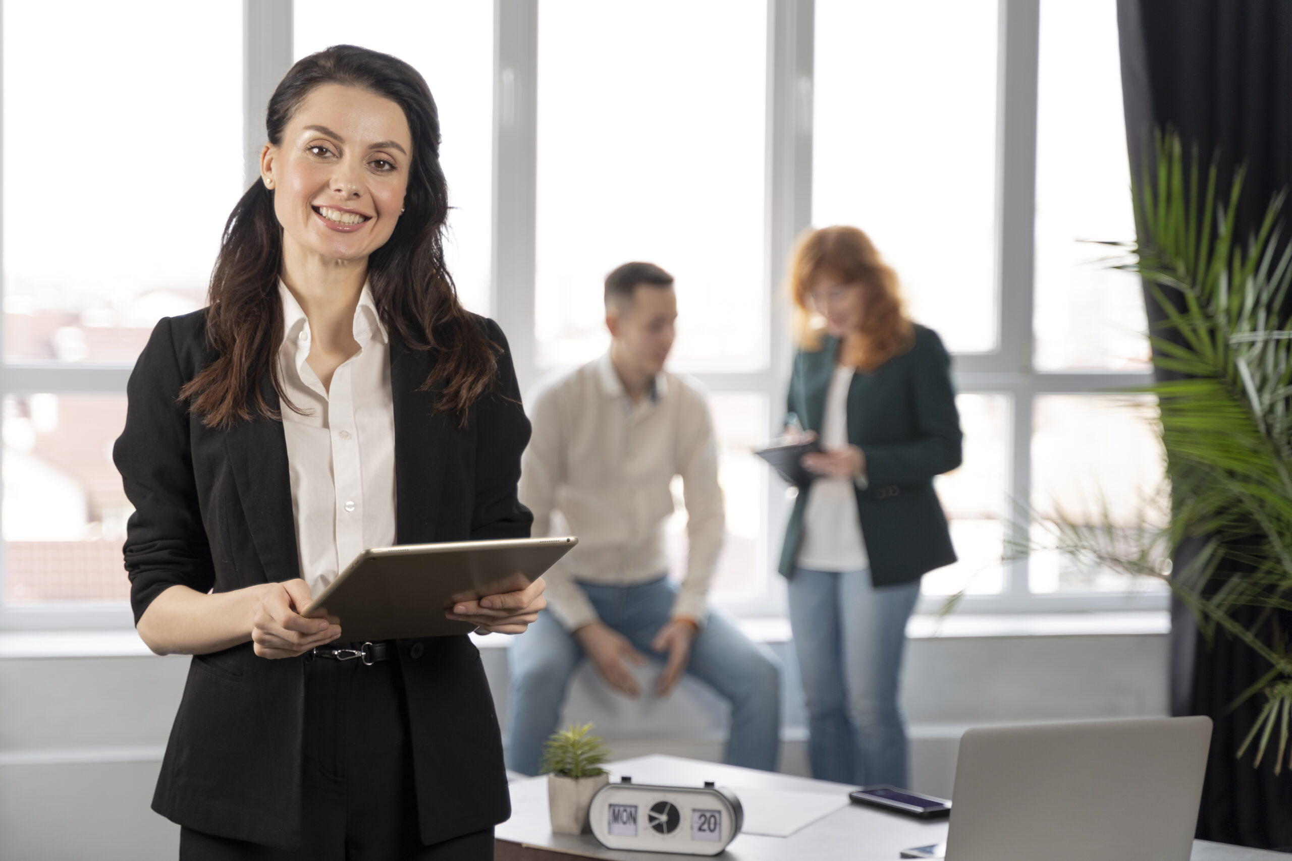mujer-de-negocios-en-el-trabajo (1)
